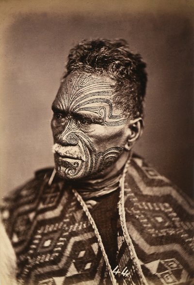 タトゥーの顔をしたマオリの肖像、1886-88年頃 作： New Zealand Photographer